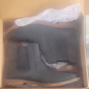 Crevo Black Chelsea Boots Sleek Minimalist Design